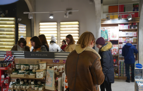 kada decembar zamiriše na novu knjigu druženje s piscima, osmesi i novi naslovi obeležili 33 noć knjige laguna knjige